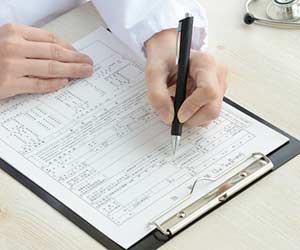 診断書を書く医師